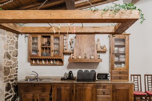 Jääkaappi, mikroaaltouuni, liesi, astianpesukone