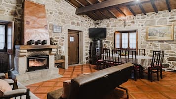 Una televisión, una chimenea