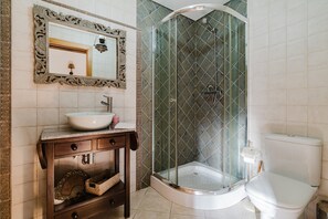 Shower, hair dryer, towels - Room 'Duplo - 3' with Shared Terrace and Wi-Fi (Pitões das Junias)