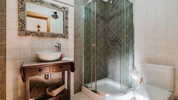 Douche, sĂšche-cheveux, serviettes fournies