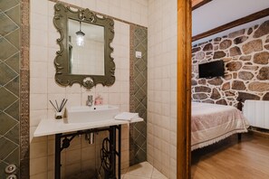 Regadera, secadora de cabello, toallas 