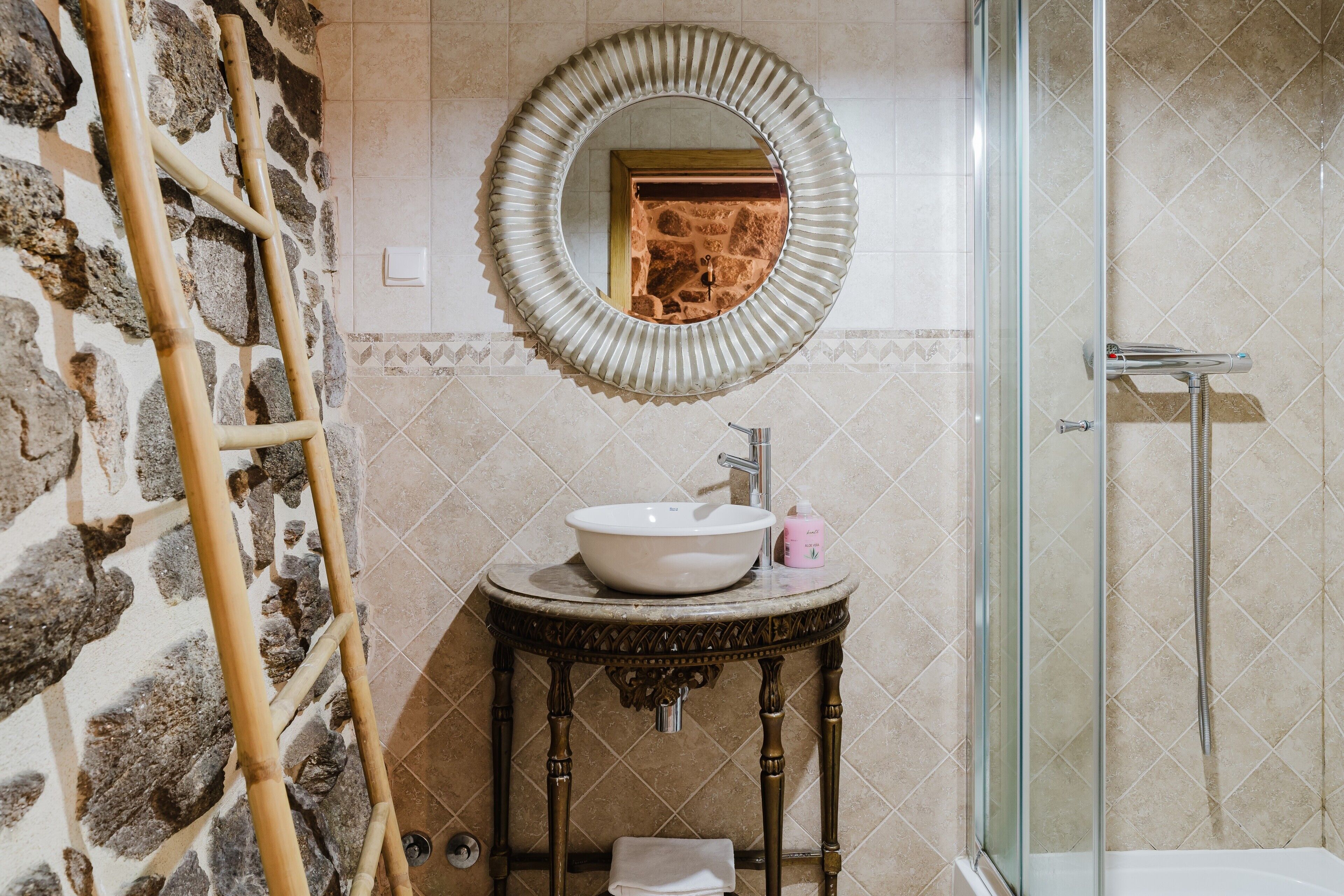 シャワー、ヘアドライヤー、タオル