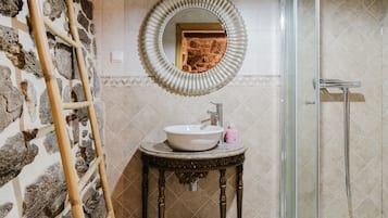 Regadera, secadora de cabello, toallas