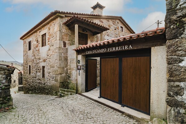 Exterior detail - Room 'Familiar - 2' with Shared Terrace and Wi-Fi (Pitões das Junias)