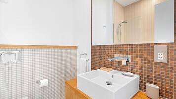 Grand Studio, 1 Queen Bed | Bathroom | Rainfall showerhead, free toiletries, hair dryer, bathrobes