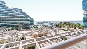 Un ensemble architectural moderne, avec un port de plaisance et des bateaux en arrière-plan.