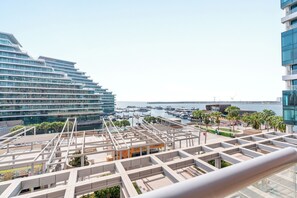 Grand Studio, 1 Queen Bed | City view