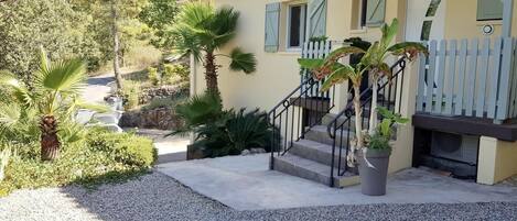 المنشأة من الخارج