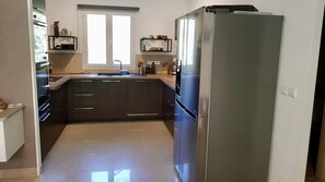 Mikrovågsugn, ugn, diskmaskin och kaffe- och tebryggare