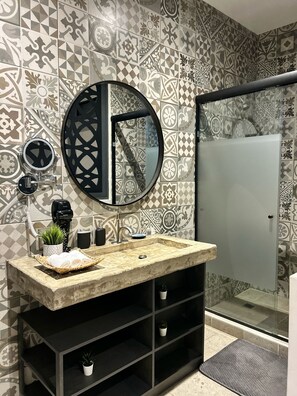 Shower, pancuran hujan, pengering rambut, dan handuk