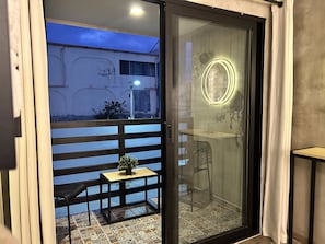Habitación doble, 2 camas Queen size, balcón, vista al patio | Caja de seguridad en la habitación y tabla de planchar con plancha 