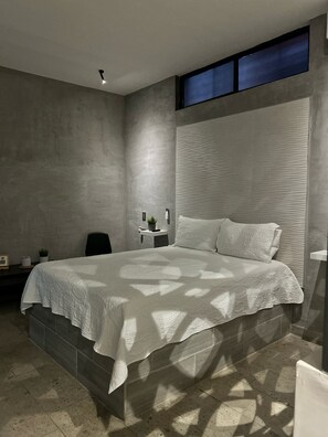 Caja de seguridad en la habitación y tabla de planchar con plancha