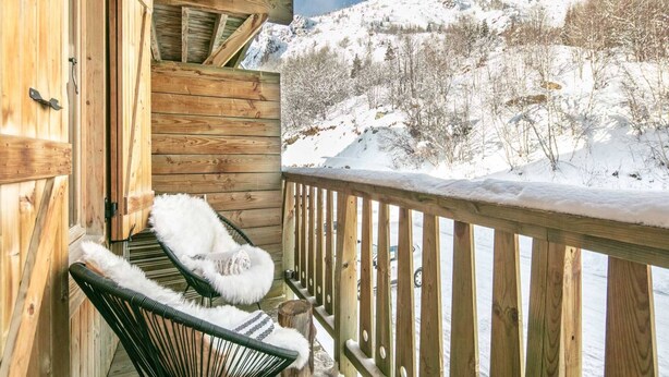 A wooden cabin with a balcony overlooking a snowy mountain. - Apartment in Saint-Sorlin with Mountain Views (Saint-Sorlin-d´Arves)