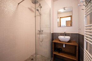 Suihku, hiustenkuivaaja