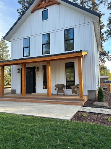 Charming 3-bedroom house with WiFi, AC in lovely Darby Montana.