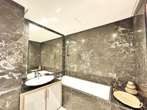 Towels, soap, toilet paper - Charming flat in seafront residence - 2 bedrooms (Casablanca)