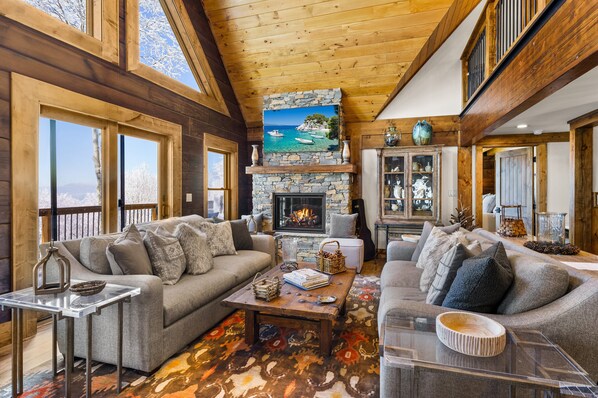 Una televisión, una chimenea, un futbolín