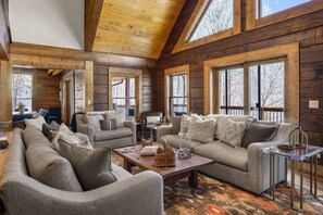 Una televisión, una chimenea, un futbolín