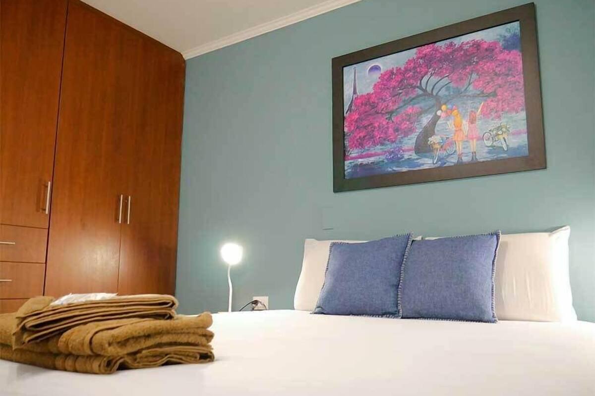 Studio Suite Eksekutif | Seprai premium, ruang kerja ramah laptop, Wi-Fi gratis, dan seprai linen