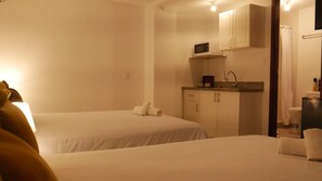 Deluxe-Vierbettzimmer | Schreibtisch, laptopgeeigneter Arbeitsplatz, kostenloses WLAN