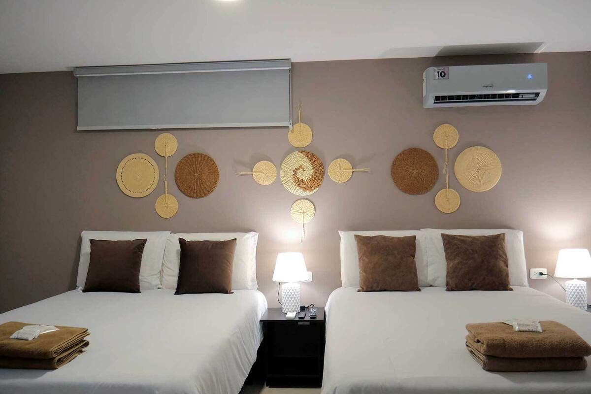 Seprai premium, ruang kerja ramah laptop, Wi-Fi gratis, dan seprai linen