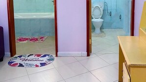 Un baño con bañera, inodoro y ducha.