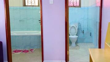 Ducha, toallas, jabón y papel higiénico