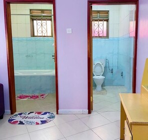 Douche, serviettes fournies, savon, papier toilette