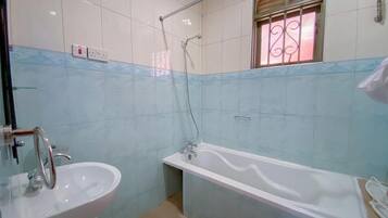 Douche, serviettes fournies, savon, papier toilette