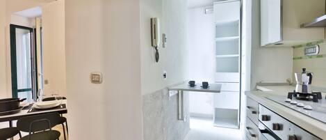 Réfrigérateur, four, plaque de cuisson