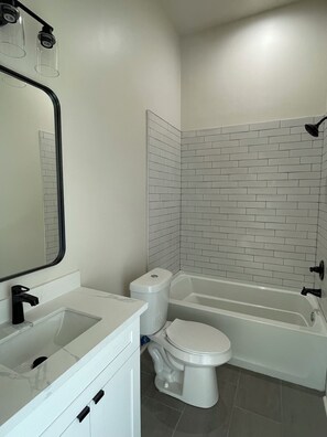 Serviettes fournies, papier de toilette