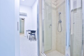 Een douche, een haardroger, een bidet, handdoeken