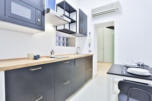 Réfrigérateur, un four, surface de cuisson, bouilloire électrique