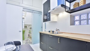 Una cocina moderna con microondas, encimera de madera y armarios.