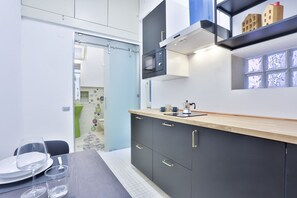 Frigorífico, horno, placa de cocina y hervidor eléctrico