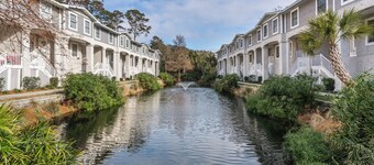 Dog Friendly, Steps away from the beach, Restaurants, Village, and Pier.