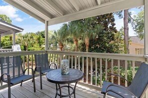 Property grounds - New Listing!! Dog Friendly, Steps away from the beach, Restaurants, Village, and Pier. (Saint Simons Island)