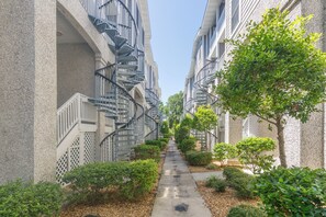 Property grounds - New Listing!! Dog Friendly, Steps away from the beach, Restaurants, Village, and Pier. (Saint Simons Island)