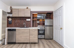 Micro-ondes, four, plaque de cuisson, lave-vaisselle