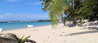 Beachfront Townhome at Little Bay Country Club: Pool, Beach, Backyard & More!