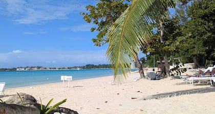 Beachfront Townhome at Little Bay Country Club: Pool, Beach, Backyard & More!