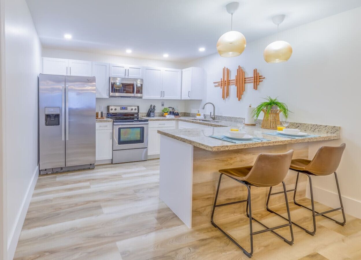 Jääkaappi, mikroaaltouuni, uuni, liesi