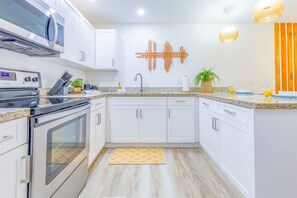 Réfrigérateur, four à micro-ondes, un four, surface de cuisson