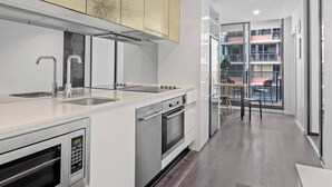 Fridge, microwave, oven, stovetop - The Downtown Nest CBD (Melbourne)