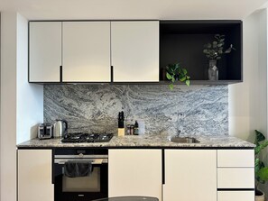 Geladeira, micro-ondas, fogão, cooktop