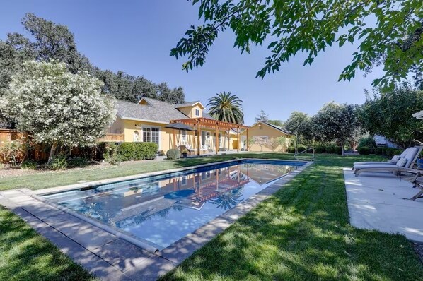 Outdoor pool, a heated pool - Sonoma Sunshine, by Vinifera Homes (Sonoma)