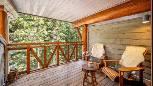 NEW LISTING | Recently Updated | Ski-In/Out | Hot Tub | Garage | Managed by Aloha Whistler