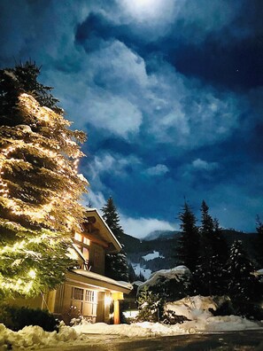 Exterior - NEW LISTING | Recently Updated | Ski-In/Out | Hot Tub | Garage | Managed by Aloha Whistler (Whistler)