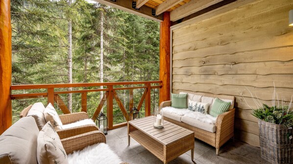 Property grounds - NEW LISTING | Recently Updated | Ski-In/Out | Hot Tub | Garage | Managed by Aloha Whistler (Whistler)