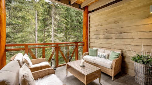 Recently Updated | Ski-In/Out | Hot Tub | Garage | Managed by Aloha Whistler
